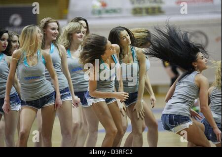 Gdynia, Pologne. 23 février 2013. Handball : Vistal Laczpol Gdynia v KGHM Metraco Zaglebie Lubin jeu. 'L'équipe de cheerleading des cheerleaders de Gdynia effectue pendant la mi-temps. Credit : Michal Fludra / Alamy Live News Banque D'Images