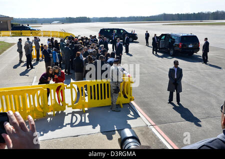 Le président américain Barack Obama salue une petite foule d'invités lors de son arrivée à Dobbins Air Reserve Base, Marietta, ga., févr. Banque D'Images