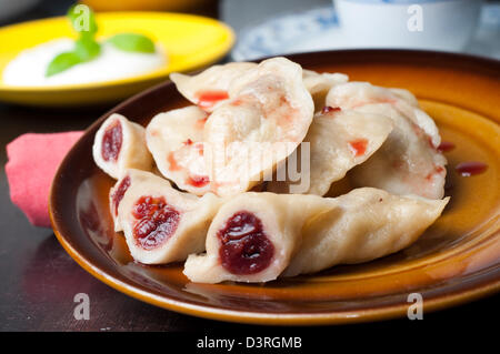 Accueil traditionnel des quenelles avec des griottes - pays d'origine Pologne. Banque D'Images