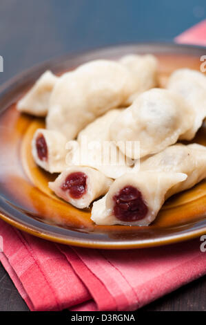 Accueil traditionnel des quenelles avec des griottes - pays d'origine Pologne. Banque D'Images