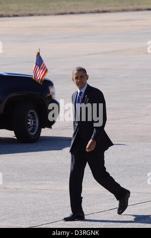Le président Barack Obama fait son chemin vers une petite foule d'invités lors de son arrivée à Dobbins Air Reserve Base Banque D'Images