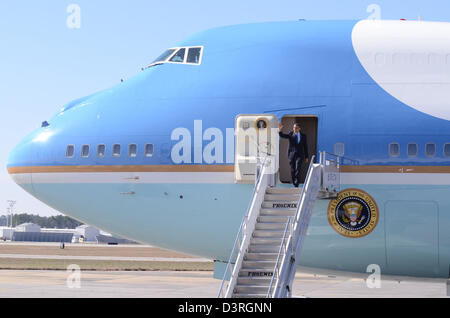 Le président Barack Obama les vagues de l'Air Force One à une petite foule d'invités, lors de son arrivée à Dobbins Air Reserve Base, Marietta, Ga, le 14 février. Le président a atterri à Dobbins ARB aujourd'hui à voyager en convoi à la ville de Decatur Ce Loisirs Banque D'Images