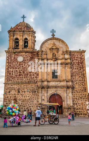 Les gens sur la place en face de la cathédrale, la ville de Tequila, Jalisco, Mexique. Banque D'Images