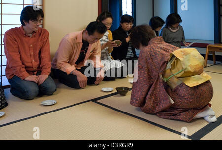 Cérémonie du thé en patron appréciation à l'hôtesse en kimono sur réception d'un bol de thé vert matcha. Banque D'Images