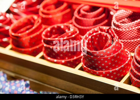 Milano - Italie. Détail des liens dans une boutique de luxe Banque D'Images