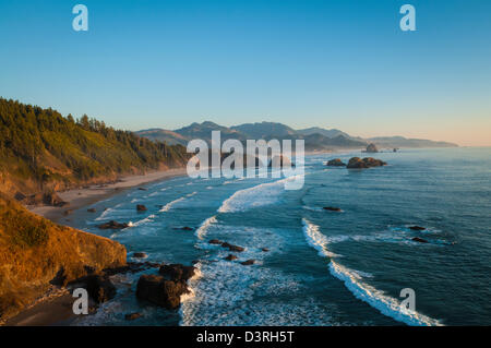 Parc d'état d'Ecola vue de la plage Crescent, Cannon Beach, Haystack Rock et Hug Point ; le nord de l'Oregon Coast. Banque D'Images