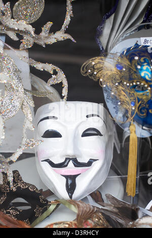 Les masques de carnaval vénitien traditionnel pour la vente dans un magasin à Venise Italie Banque D'Images