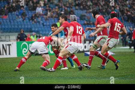 Rome, Italie. Feb 23, 2013. Six Nations de rugby. L'Italie contre le Pays de Galles Roma, Italie. Toby Falatau italien Andrea Masi wrestles retour Banque D'Images