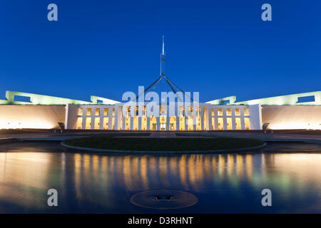 La Maison du Parlement à Capital Hill, éclairé au crépuscule. Canberra, Territoire de la capitale australienne (ACT), l'Australie Banque D'Images