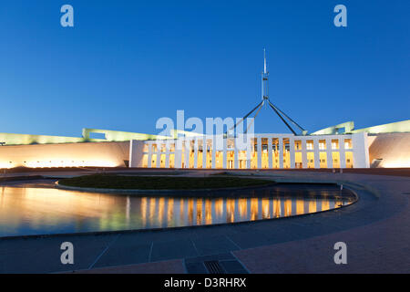 La Maison du Parlement à Capital Hill, éclairé au crépuscule. Canberra, Territoire de la capitale australienne (ACT), l'Australie Banque D'Images