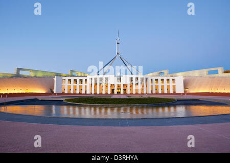 La Maison du Parlement à Capital Hill, éclairé au crépuscule. Canberra, Territoire de la capitale australienne (ACT), l'Australie Banque D'Images