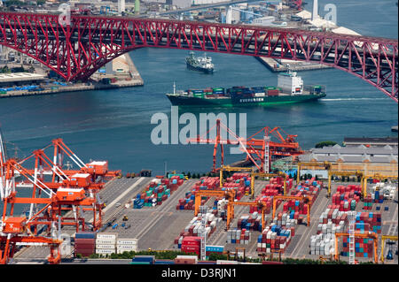 Vue aérienne d'Osaka Nanko Sakishima Island Harbour avec transport en conteneurs de fret fret port et zone d'accès à l'étranger (FAZ) Banque D'Images