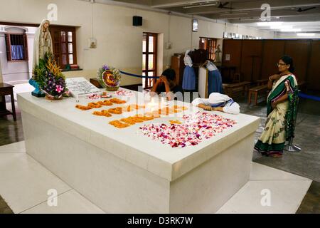 Maison Mère, Mère Teresa's house,pèlerins,memorial,soeurs,partisans,aimez vos ennemis,pétales de Kolkata, Inde,36MPX,HI-RES Banque D'Images