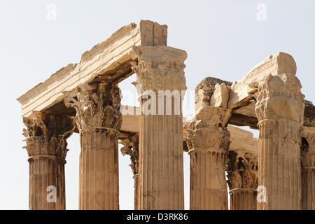 Le temple de Zeus olympien, également connu sous le nom de l'olympieion ou colonnes de la Zeus olympien, est un énorme temple en ruines dans le centre de la capitale grecque Athènes qui était consacré à Zeus, roi des dieux de l'olympe. L'un des symboles d'Athènes et la culture grecque Banque D'Images