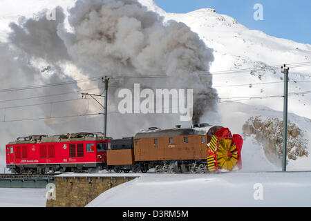 Train souffleur de neige à Bernina Pass, Grisons, Suisse Banque D'Images