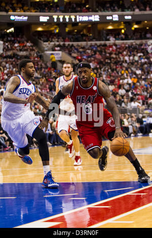 Philadelphie, USA. Feb 23, 2013. Miami Heat petit ailier LeBron James (6) disques durs pour le panier avec les Philadelphia 76ers petit ailier Dorell Wright (4) le garder pendant le jeu NBA entre le Miami Heat et les Philadelphia 76ers au Wells Fargo Center de Philadelphie, Pennsylvanie. Banque D'Images