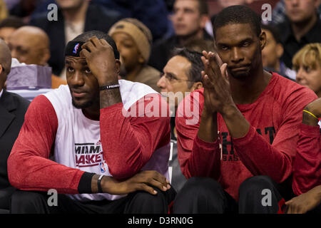 Philadelphie, USA. Feb 23, 2013. Miami Heat petit ailier LeBron James (6) et Chris Bosh (centre 1) regardez sur à l'audience au cours de la NBA match entre le Heat de Miami et les Philadelphia 76ers au Wells Fargo Center de Philadelphie, Pennsylvanie. Banque D'Images