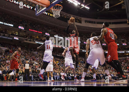 Philadelphie, USA. Feb 23, 2013. Miami Heat petit ailier LeBron James (6) va jusqu'à la prise de vue au cours de la NBA match entre le Heat de Miami et les Philadelphia 76ers au Wells Fargo Center de Philadelphie, Pennsylvanie. Banque D'Images