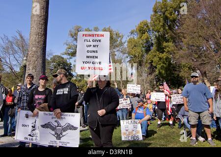 Sacramento, CA, USA. Feb 23, 2013. Droit canon Pro manifestation à Sacramento, CA, USA. Les manifestants se battent pour limiter la réglementation gouvernementale sur les armes à feu. Crédit : Chris Aschenbrener/Alamy Live News Banque D'Images