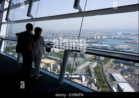 Les visiteurs au pont d'observation de World Trade Center (WTC) Cosmo tour sur l'île de Nanko Sakishima obtenir vue aérienne du port d'Osaka. Banque D'Images