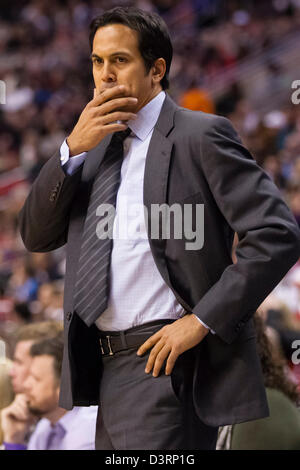 Philadelphie, USA. Feb 23, 2013. Miami Heat Erik Spoelstra l entraîneur-chef a l'air au cours de la NBA match entre le Heat de Miami et les Philadelphia 76ers au Wells Fargo Center de Philadelphie, Pennsylvanie. Le Miami Heat Beat les Philadelphia 76ers, 114-90. Banque D'Images