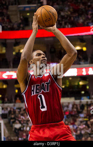 Philadelphie, USA. Feb 23, 2013. Miami Heat Chris Bosh centre (1) tire la balle au cours de la NBA match entre le Heat de Miami et les Philadelphia 76ers au Wells Fargo Center de Philadelphie, Pennsylvanie. Le Miami Heat Beat les Philadelphia 76ers, 114-90. Banque D'Images