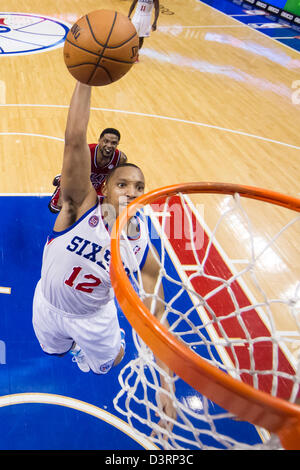 Philadelphie, USA. Feb 23, 2013. Philadelphia 76ers petit ailier Evan Turner (12) monte pour la tourné au cours de la NBA match entre le Heat de Miami et les Philadelphia 76ers au Wells Fargo Center de Philadelphie, Pennsylvanie. Le Miami Heat Beat les Philadelphia 76ers, 114-90. Banque D'Images