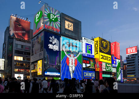 Les panneaux publicitaires de la soi-disant 'Neon' mur dans le quartier des divertissements de Dotonbori Osaka Namba, ajouter à l'atmosphère animée. Banque D'Images