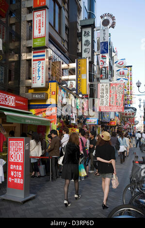 Le quartier commerçant Dotonbori, divertissements et restaurants à Namba, Osaka est populaire auprès des jeunes consommateurs. Banque D'Images