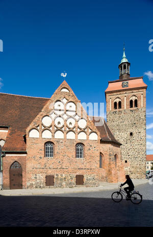 Luckenwalde, l'Allemagne, le marché et la tour St Johanniskirche à Luckenwalde Banque D'Images