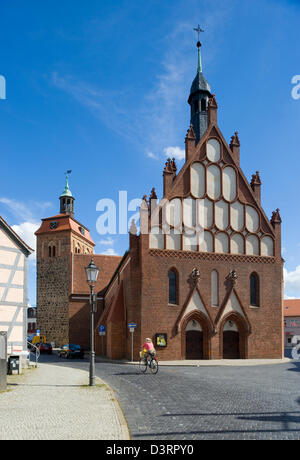 Luckenwalde, l'Allemagne, le marché et la tour St Johanniskirche à Luckenwalde Banque D'Images