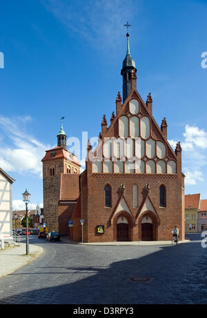 Luckenwalde, l'Allemagne, le marché et la tour St Johanniskirche à Luckenwalde Banque D'Images