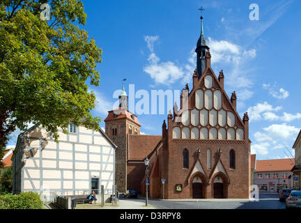 Luckenwalde, l'Allemagne, le marché et la tour St Johanniskirche à Luckenwalde Banque D'Images