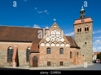 Luckenwalde, l'Allemagne, le marché et la tour St Johanniskirche à Luckenwalde Banque D'Images