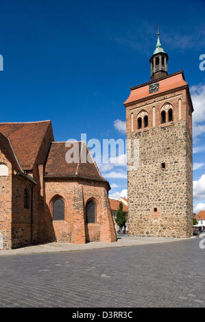 Luckenwalde, l'Allemagne, le marché et la tour St Johanniskirche à Luckenwalde Banque D'Images