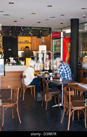 L'heure du déjeuner diners dans un café à Garema Place. Canberra, Territoire de la capitale australienne (ACT), l'Australie Banque D'Images