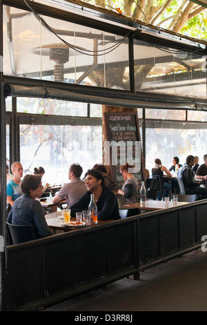 L'heure du déjeuner diners à Gus' Cafe à Garema Place. Canberra, Territoire de la capitale australienne (ACT), l'Australie Banque D'Images