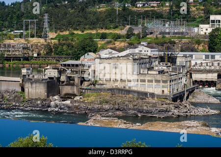 Zone industrielle de la Willamette River près de Willamette Falls. Oregon City, Oregon, USA Banque D'Images