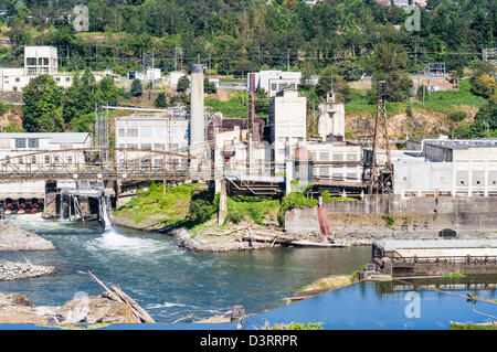 Zone industrielle de la Willamette River près de Willamette Falls. Oregon City, Oregon, USA Banque D'Images