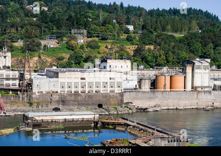 Zone industrielle de la Willamette River près de Willamette Falls. Oregon City, Oregon, USA Banque D'Images