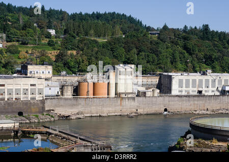 Zone industrielle de la Willamette River près de Willamette Falls. Oregon City, Oregon, USA Banque D'Images