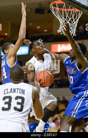 Orlando, USA. Feb 23, 2013. L'UCF (guard Calvin Newell (11) va pour un layup entre 2 défenseurs de Tulsa au cours de basket-ball de NCAA de Mens action de jeu entre l'Tulsa Golden Hurricane et la Floride centrale chevaliers. UCF défait Tulsa 83-75 à l'UCF Arena d'Orlando, Floride. Banque D'Images