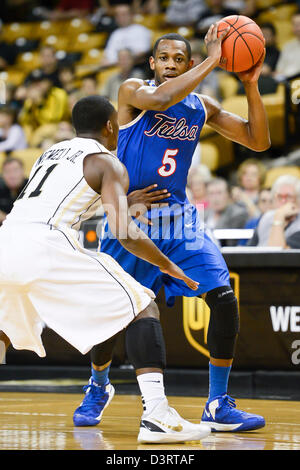 Orlando, USA. Feb 23, 2013. L'UCF (guard Calvin Newell (11) défend Tulsa Tim garde Peete (5) au cours de l'action de jeu de basket-ball de NCAA Mens entre le Tulsa Golden Hurricane et la Floride centrale chevaliers. UCF défait Tulsa 83-75 à l'UCF Arena d'Orlando, Floride. Banque D'Images