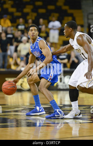 Orlando, USA. Feb 23, 2013. L'UCF (guard Calvin Newell (11) défend Tulsa guard Shaquille Harrison (11) au cours de l'action de jeu de basket-ball de NCAA Mens entre le Tulsa Golden Hurricane et la Floride centrale chevaliers. UCF défait Tulsa 83-75 à l'UCF Arena d'Orlando, Floride. Banque D'Images