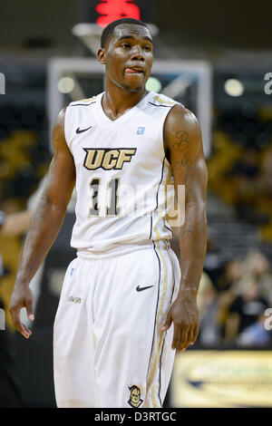 Orlando, USA. Feb 23, 2013. L'UCF (guard Calvin Newell (11) au cours de l'action de jeu de basket-ball de NCAA Mens entre le Tulsa Golden Hurricane et la Floride centrale chevaliers. UCF défait Tulsa 83-75 à l'UCF Arena d'Orlando, Floride. Banque D'Images