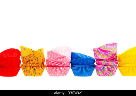 Plusieurs piles de tasses cupcake muffin ou colorées isolé sur fond blanc comme border Banque D'Images