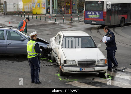 Vienne, Autriche, la police dans la sécurité d'un accident de la route Banque D'Images