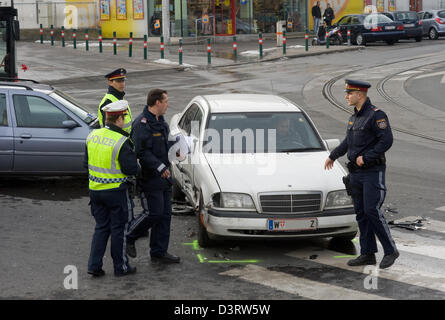 Vienne, Autriche, la police dans la sécurité d'un accident de la route Banque D'Images