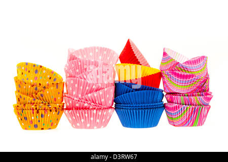 Plusieurs piles de tasses cupcake muffin ou colorées isolé sur fond blanc Banque D'Images