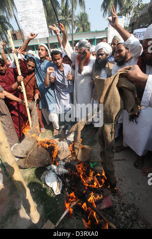 Dhaka, Bangladesh. Feb 24, 2013. Une Madrasa est étudiant au cours de l'effigie de blogger burns pays vaste terre à la tombée de la grève dans le Kamrangir Char, Dhaka le 24 février, 2013. Les huit partis islamistes d'aujourd'hui pour protester contre la grève forcée d'attaques contre leurs manifestations de vendredi, et exigeant la punition à 'bloggers' athée. Â© Monirul Alam (Image Crédit : Crédit : Monirul Alam/ZUMAPRESS.com/Alamy Live News) Banque D'Images